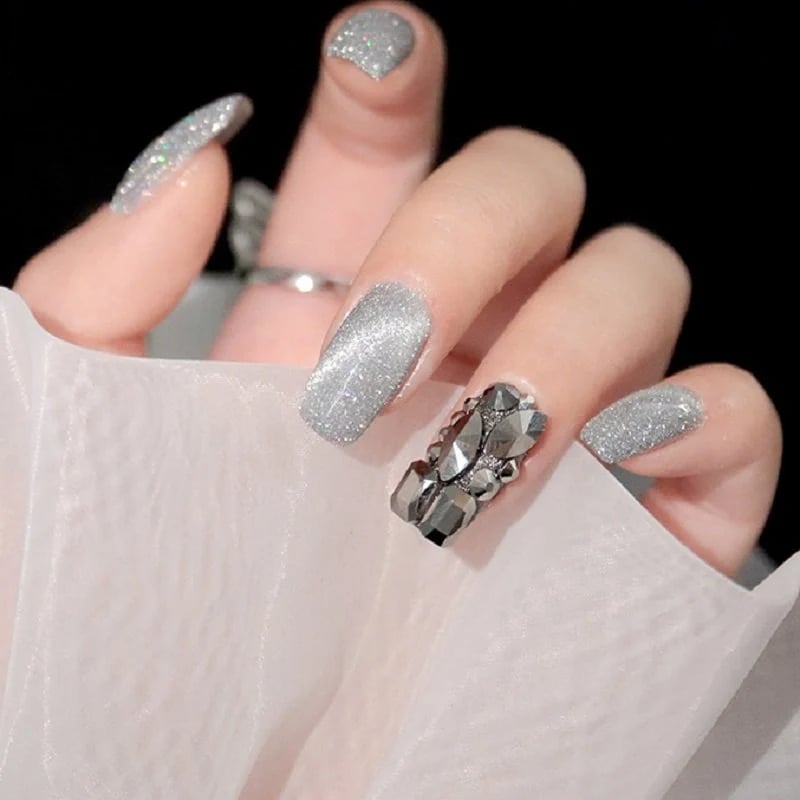 Laser Diamond Nail Polish Kit: Intense shine and glamorous sparkle 